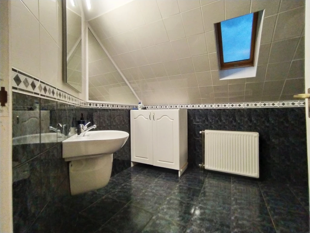 Tágas, modernizált családi ház eladó Vácrátót csendes utcájában, hatalmas telekkel!