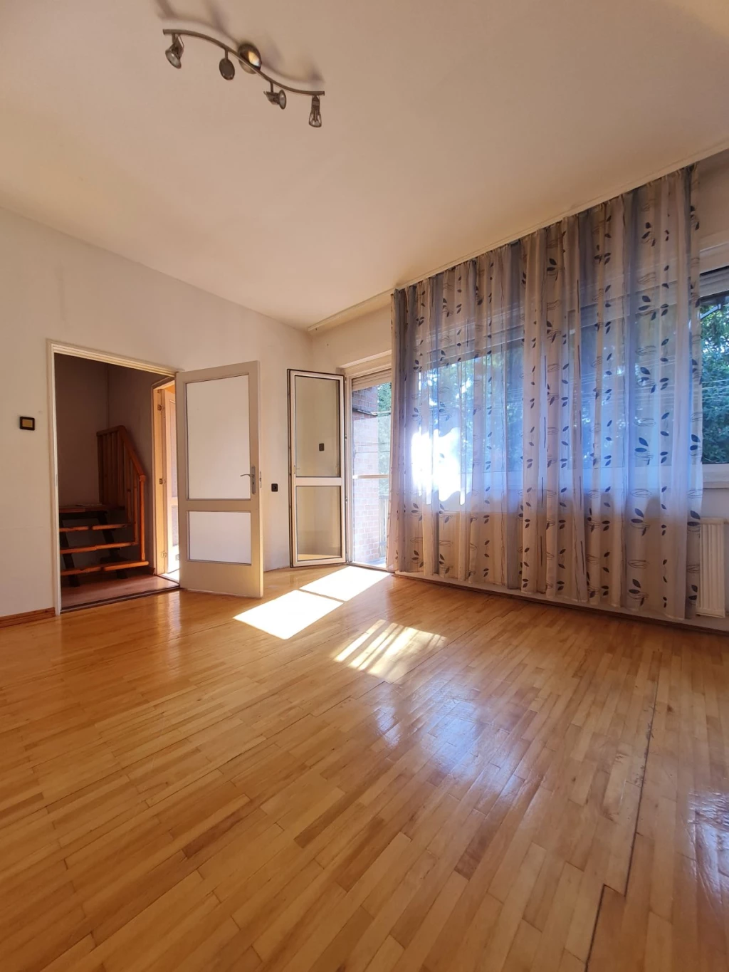 Kismarosi felújított erkélyes lakás!