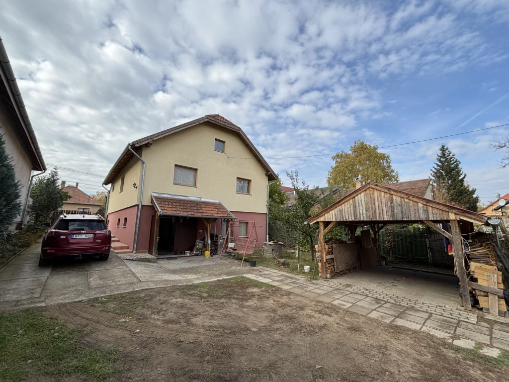 Ideális családoknak és befektetőknek – külön lakrész + albérleti lehetőség!