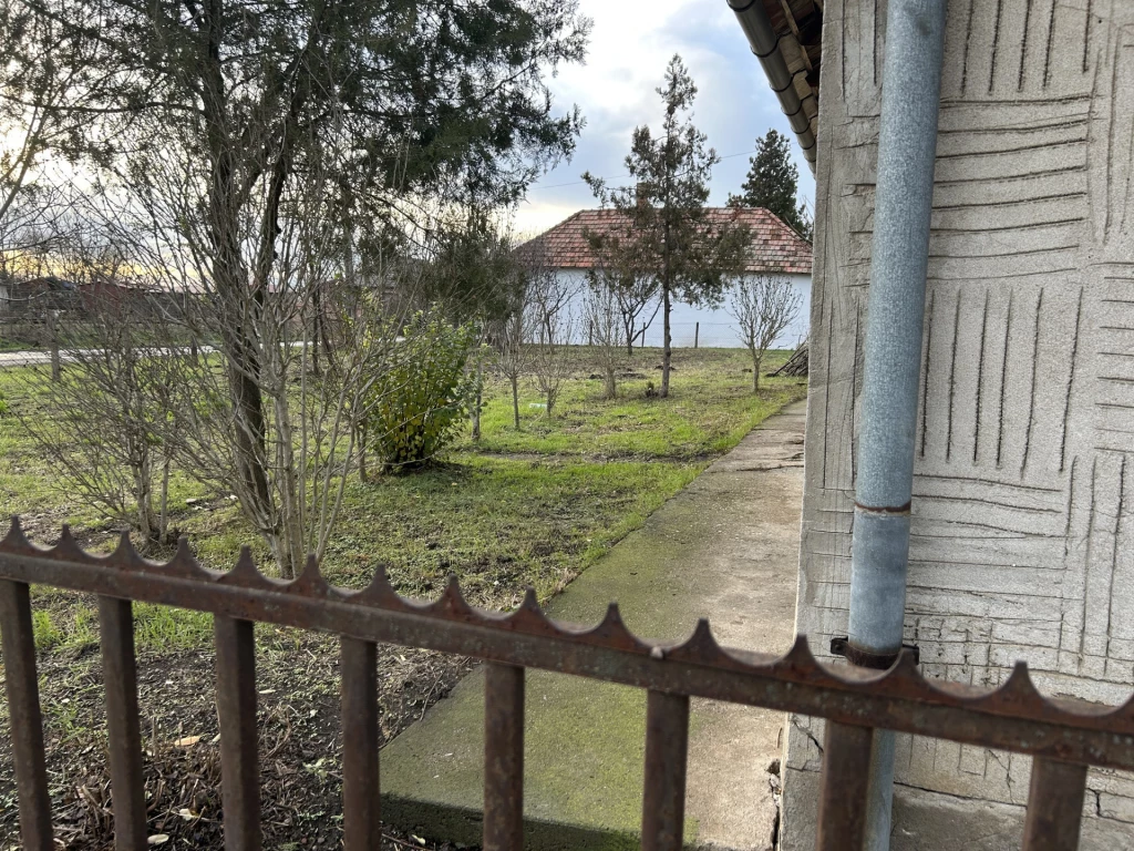 Befektetők figyelem! Felújítandó/lebontandó épület nagy telken eladó Bárándon