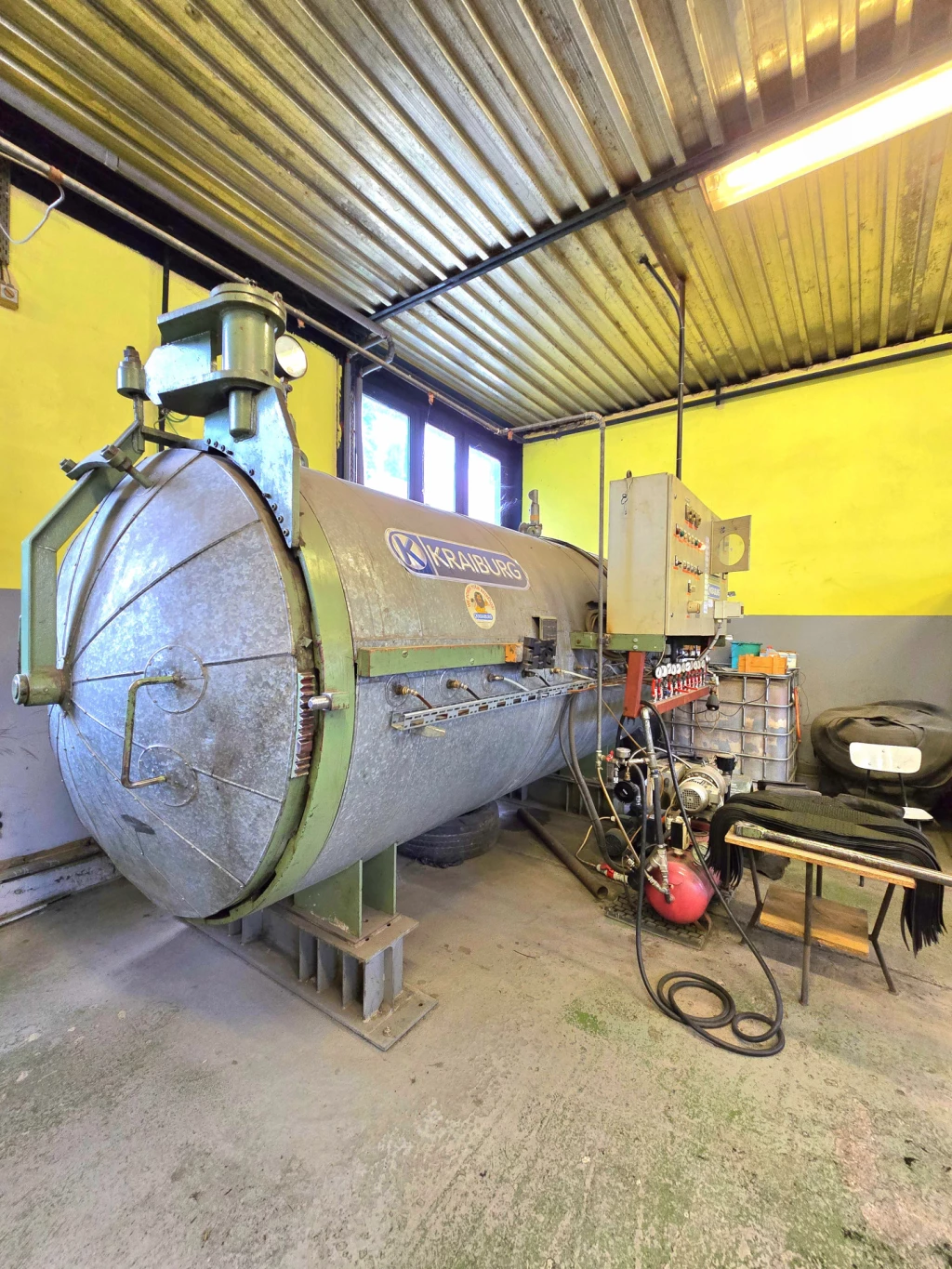 Eladó teher- és személygépjármű gumiabroncs futózású üzem teljes gépészettel és felszereltséggel!