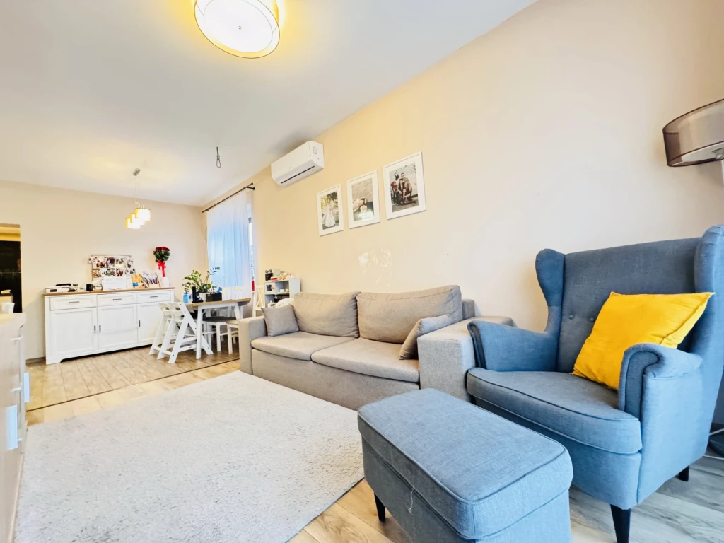 Modern ikerház összközműves utcában eladó!