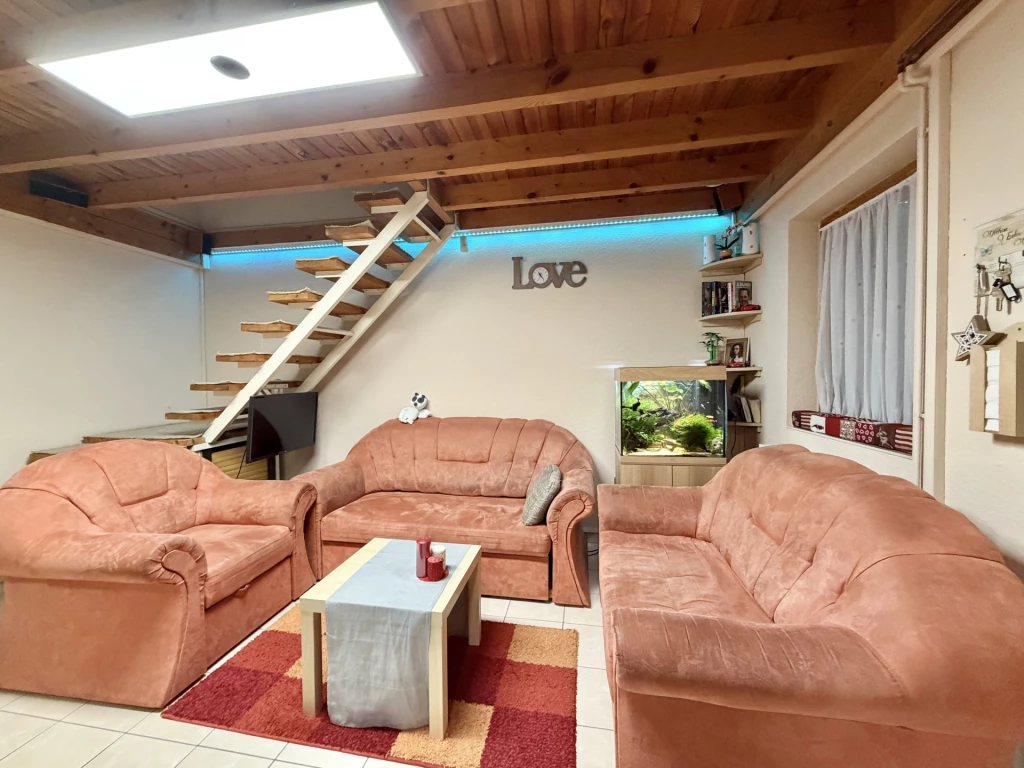 FELÚJÍTOTT, KERTKAPCSOLATOS SORHÁZI LAKÁS - ALACSONY REZSIVEL!