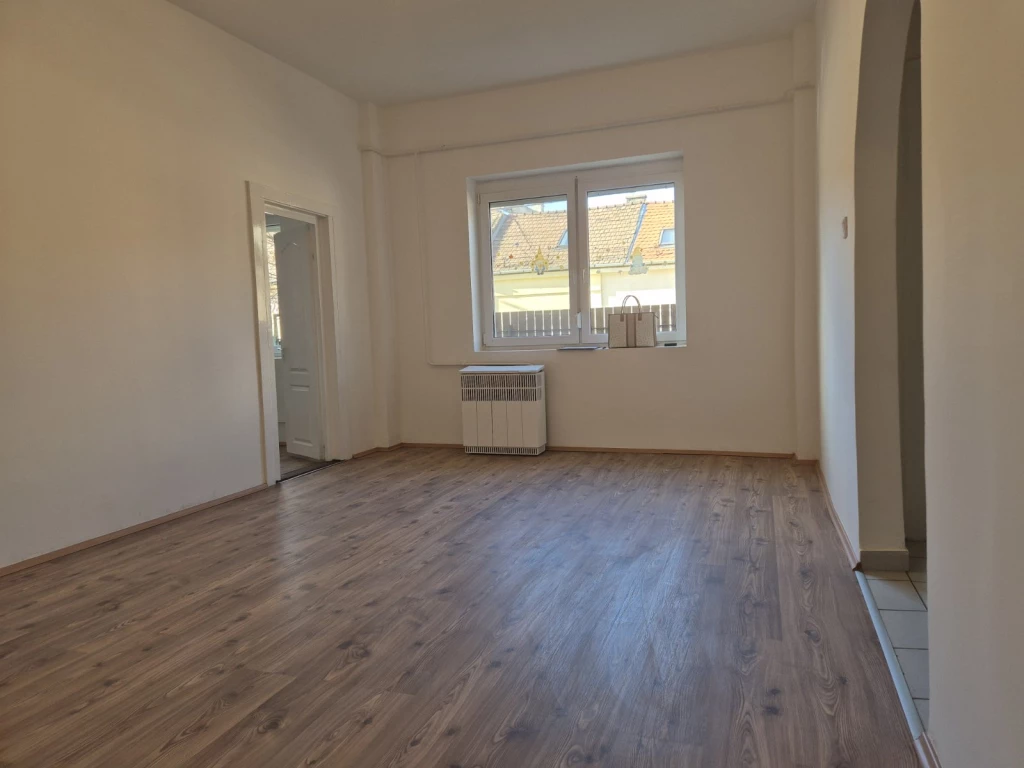 Világos, utcai téglalakás Budapesten-kiváló lokációval, 10 percre az Örs vezér terétől !