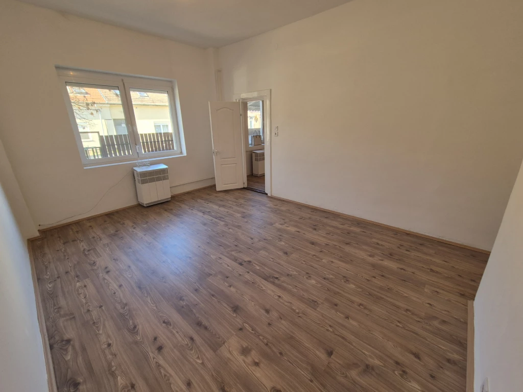 Világos, utcai téglalakás Budapesten-kiváló lokációval, 10 percre az Örs vezér terétől !