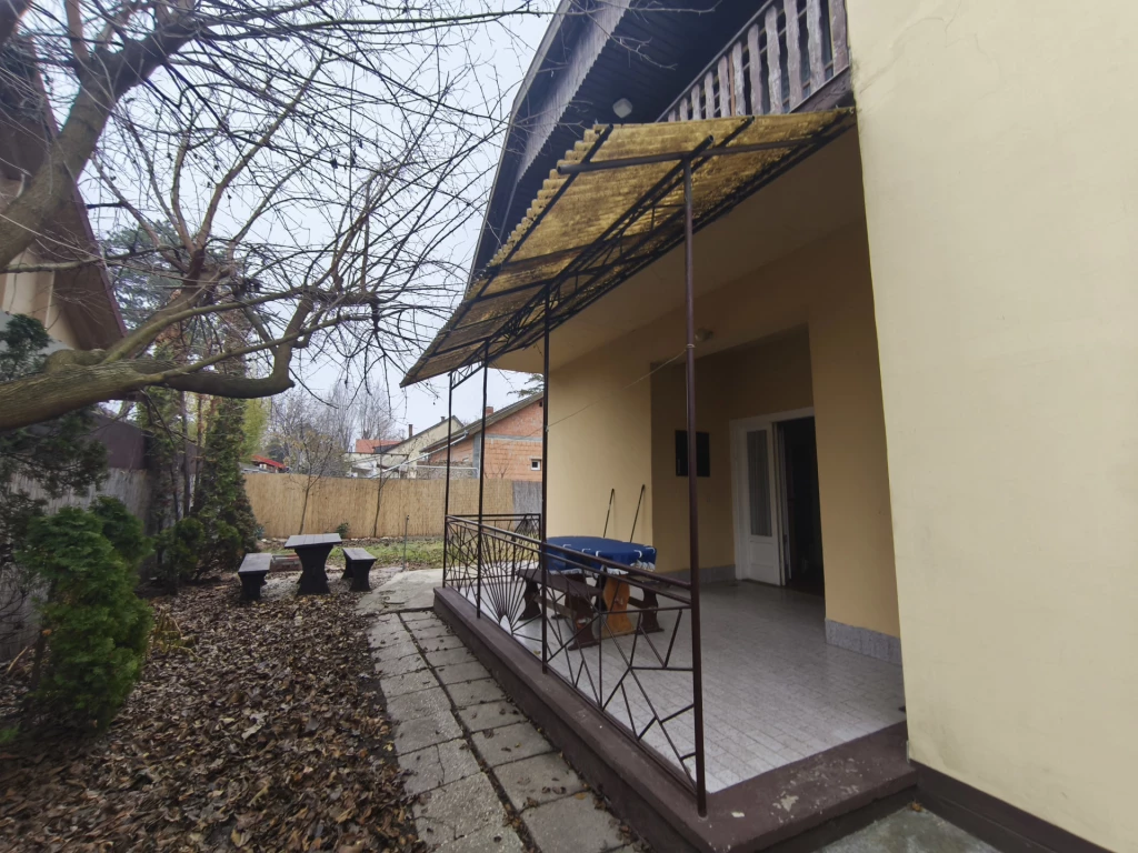 Balatonlellén, 50 méterre a Balatontól, 8 szobás, nagy telkes családi ház / nyaraló eladó!