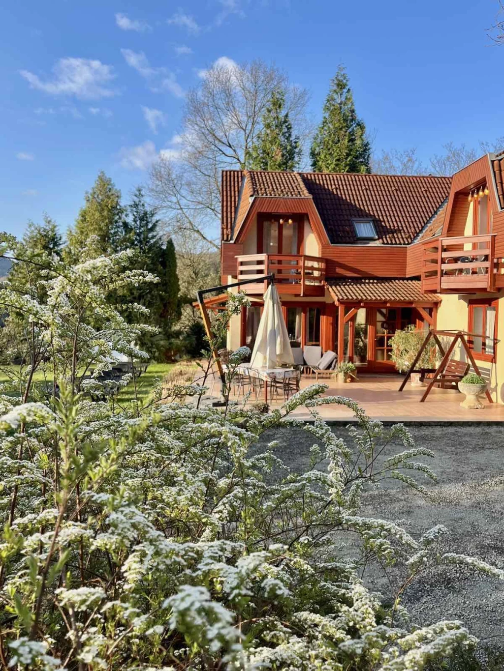 Szarvasokkal a reggeli kávé mellett – panorámás erdei ház a Duna–Ipoly Nemzeti Parkban