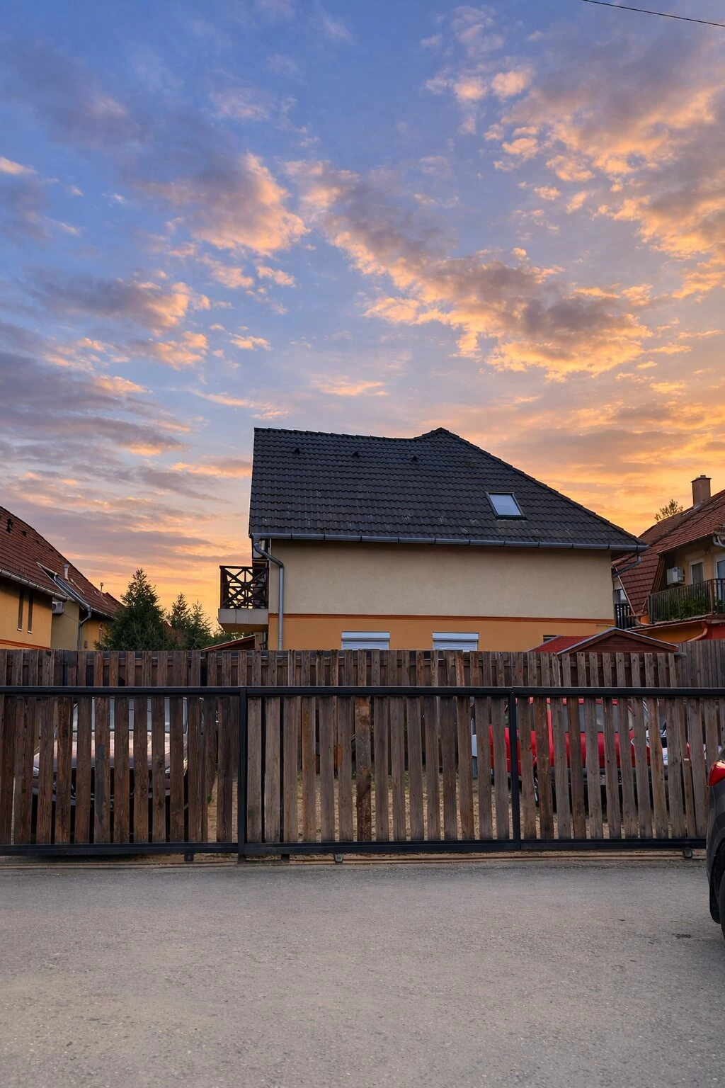 Vecsés Andrássytelep! 2 szintes, saját kert + 2 autóbeállós – alacsony rezsijű sorházi lakás eladó