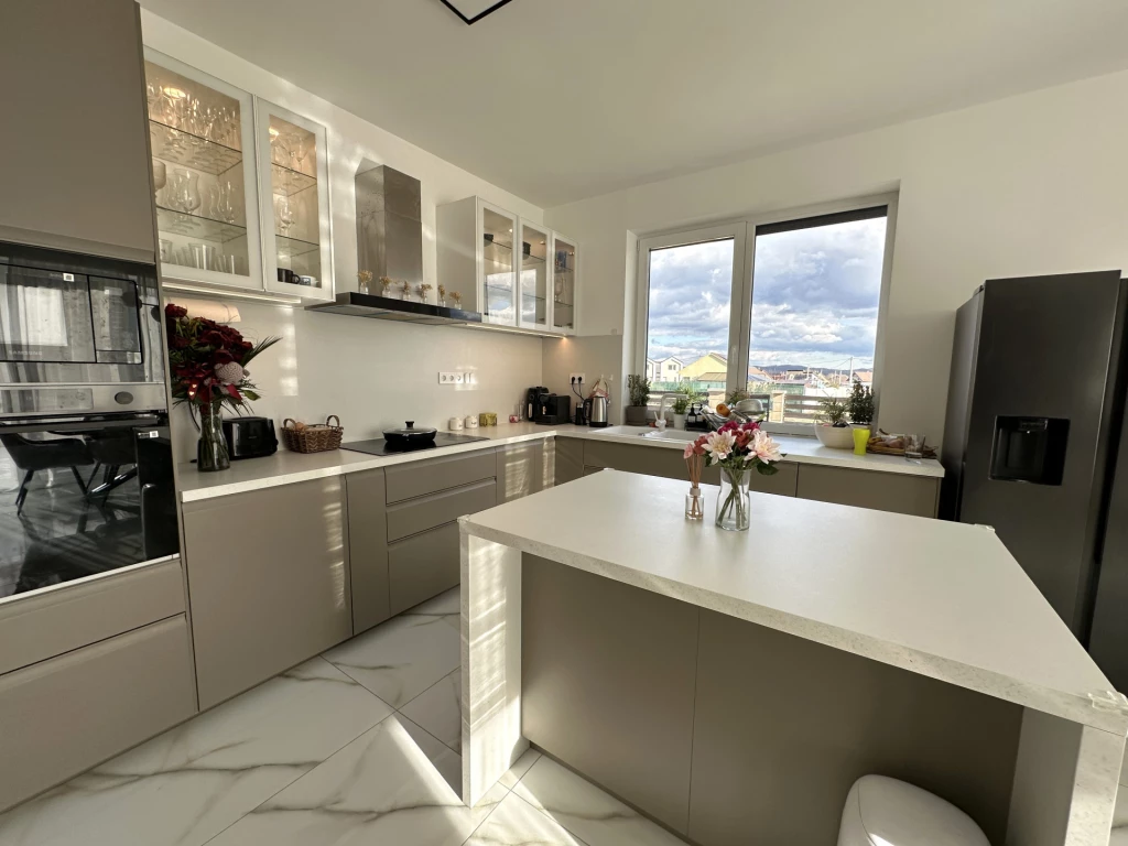 Szinte új, panorámás családi ház eladó Vácrátóton – 3 háló, nagy terasz, modern technológia!