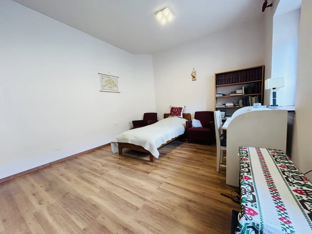 Bájos, felújított lakás Vác belvárosában – ideális befektetés, pár percre a Dunától!