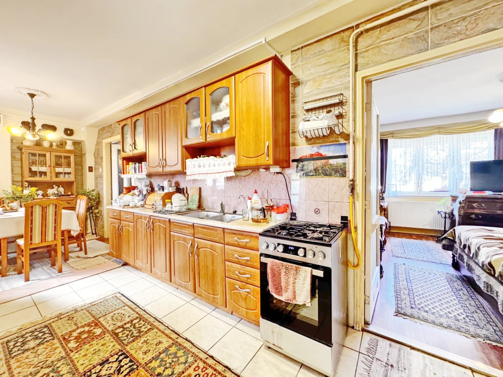 Liget tér közeli családi ház eladó!