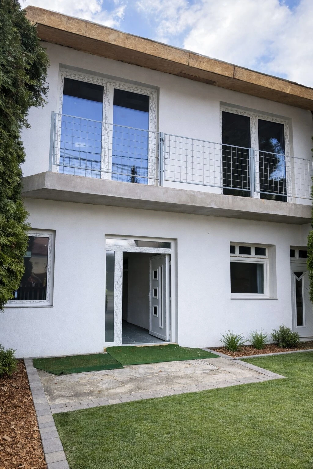 Kétgenerációs lehetőség a XVII. kerületben – Felújított ház, új tetővel, új nyílászáróval, üzlet + lakás egyben!