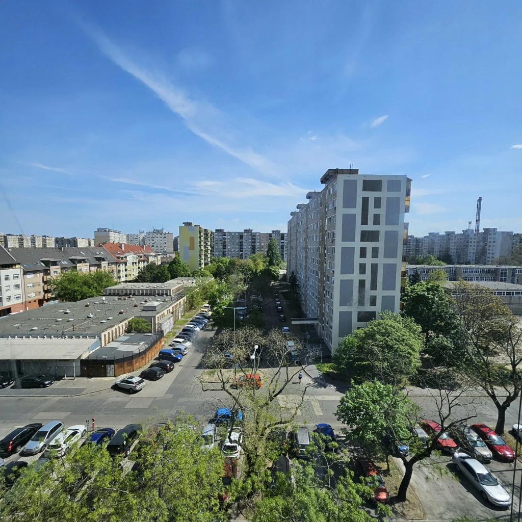 Újpest-központnál PANELPROGRAMOS erkélyes panellakás