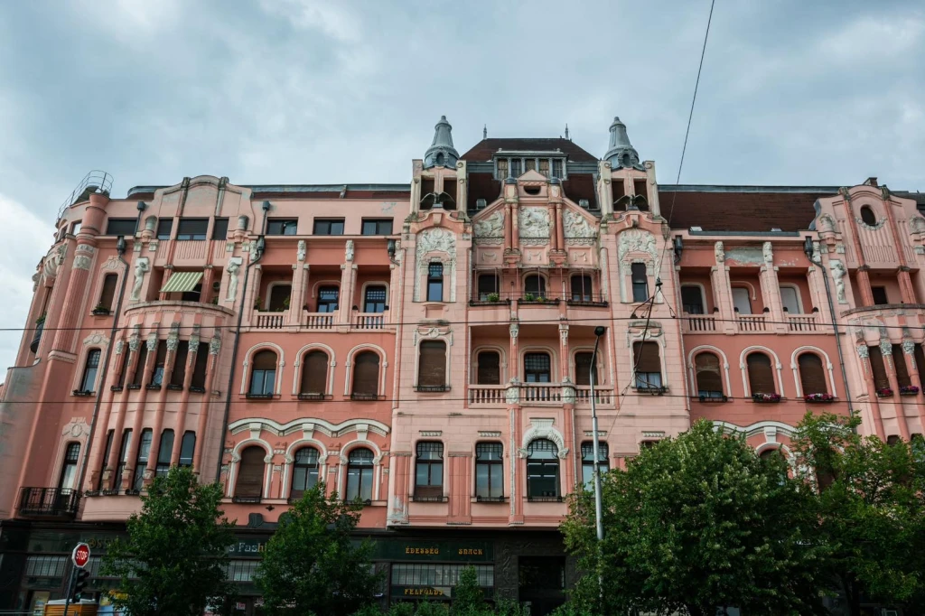 KIADÓ BELVÁROSI GARZON A RÓZSASZÍN PALOTÁBAN – PIAC UTCA SAROK, DEBRECEN