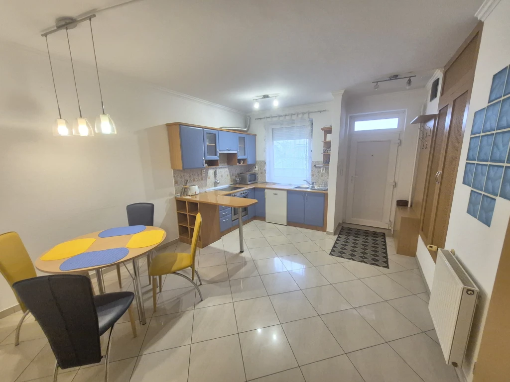 Kiadó modern lakás Debrecen belvárosában, a Halköz üzletházban