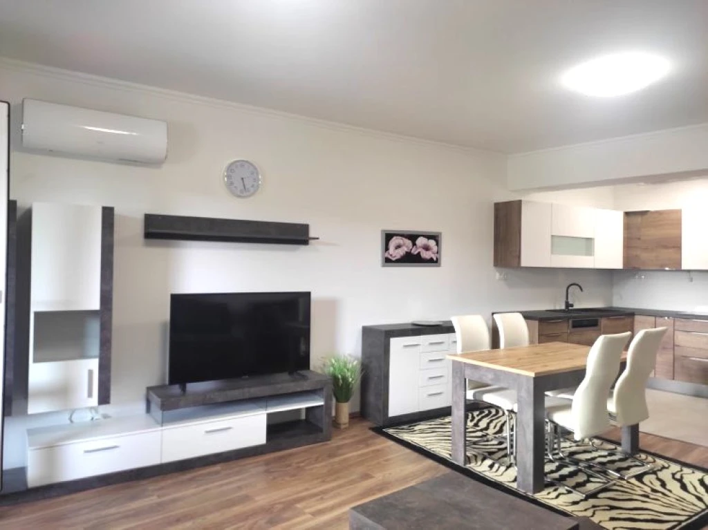 MODERN BELVÁROSI LAKÁS 20 M²-ES ERKÉLLYEL KIADÓ!