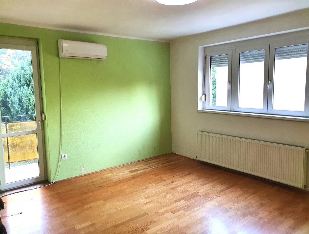 1. emeleti, JÓ ÁLLAPOTÚ lakás ERKÉLLYEL, LIFTES házban