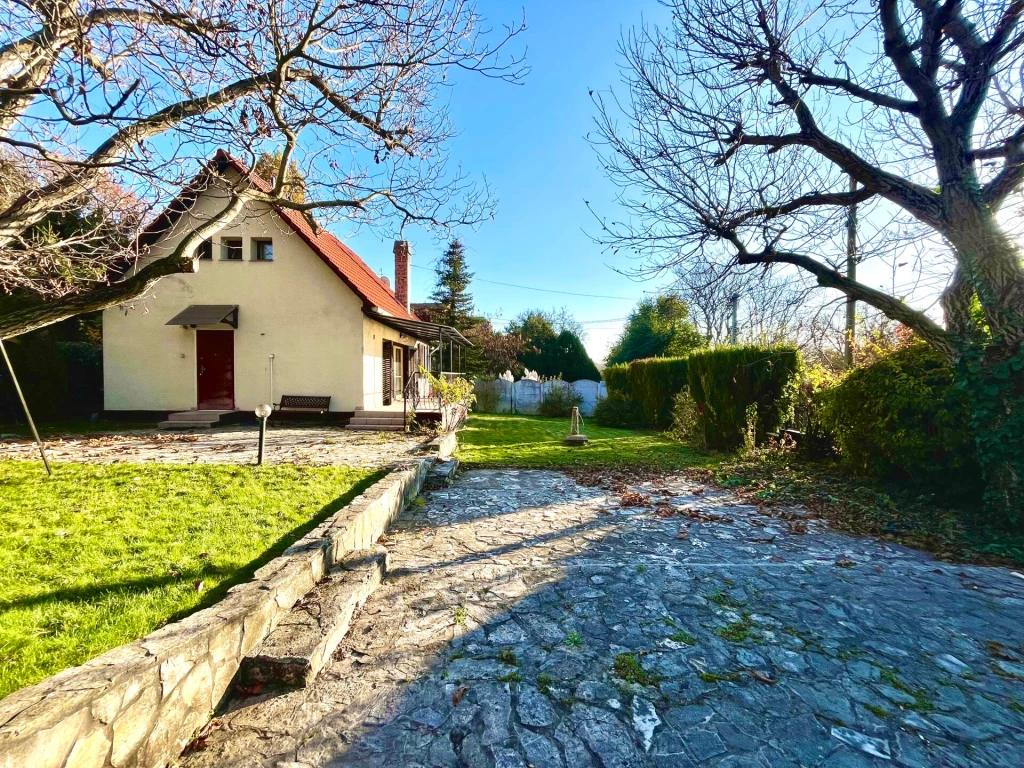 Budaörs, kiváló lokáció, jó adottságokkal rendelkező telek, kiváló közlekedési lehetőségek, alakítsa kedve szerint.