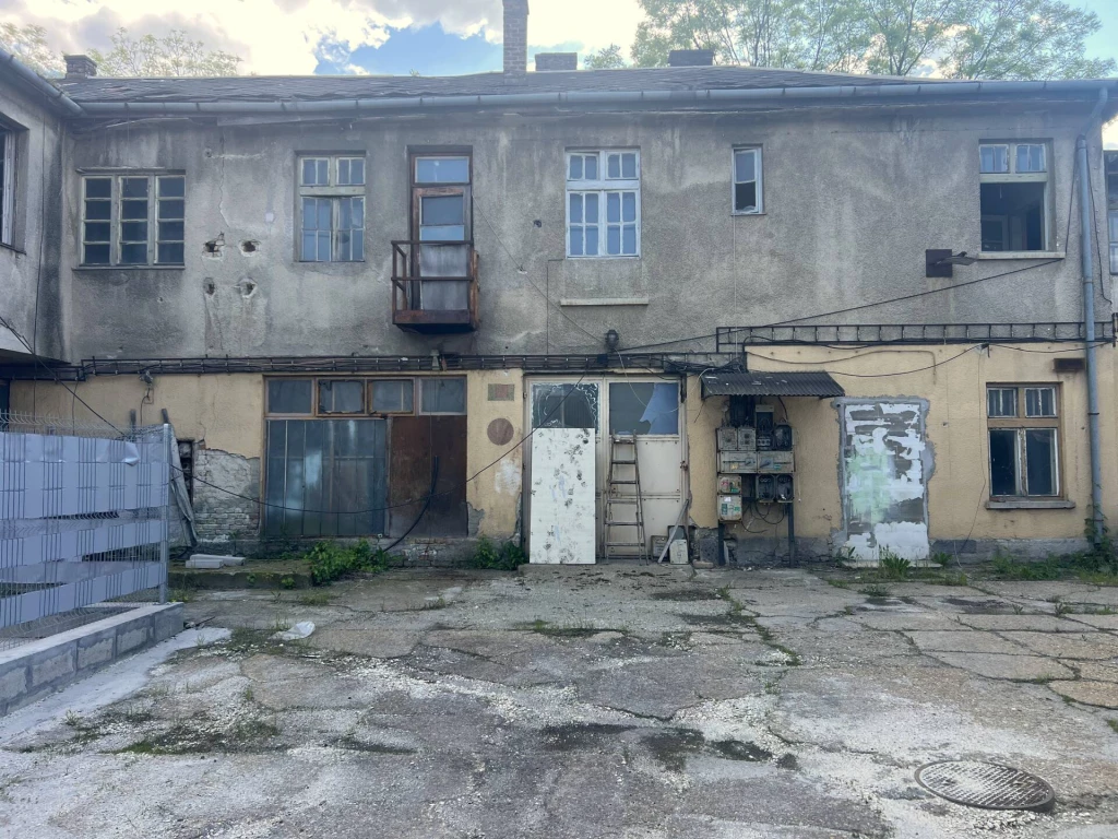 Befektetőknek és kivitelezőknek nagyszerű beruházási lehetőség Dorogon, felújítandó állapotú, 488 m2-es üzem, kiváló adottságokkal és elhelyezkedéssel