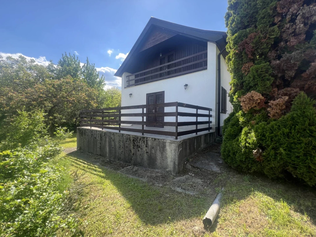 Tahitótfalun, Tahi hegy felőli oldalán eladó egy 59 m2-es, állandó lakhatásra alkalmas tégla építésű, nagy teraszos, loggiás nyaraló