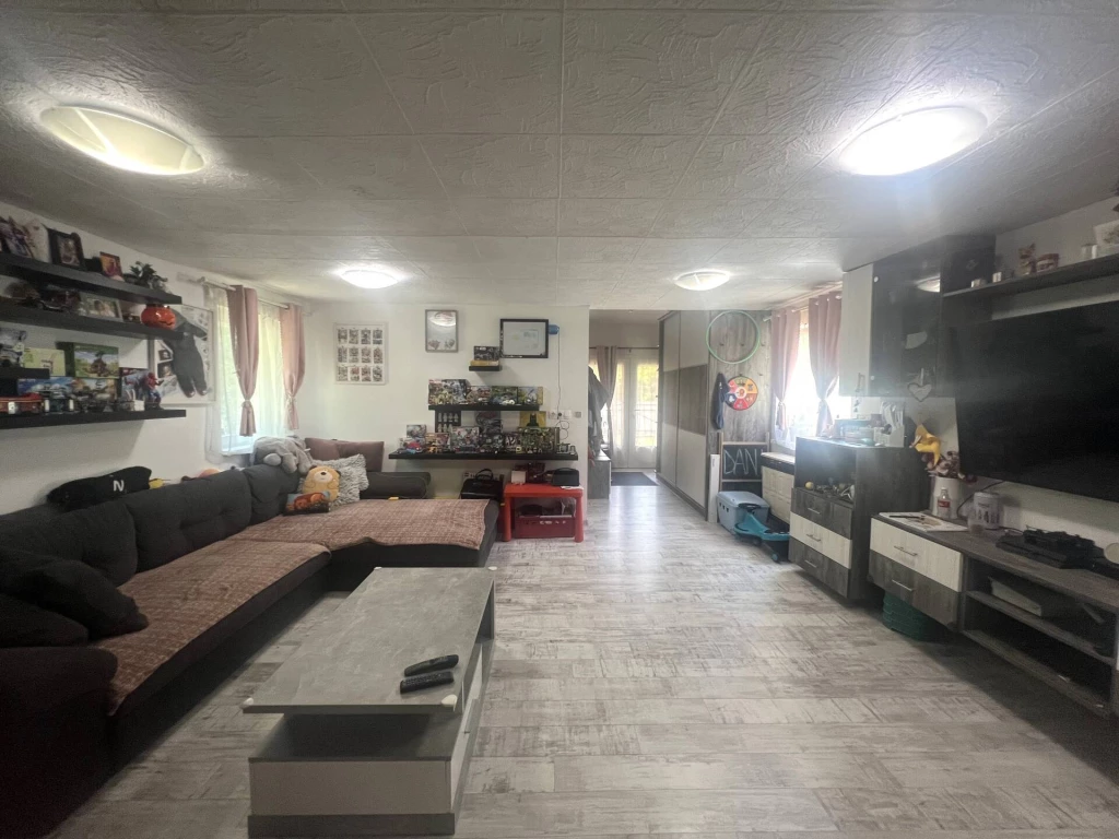 SZIGETMONOSTORON ELADÓ EGY FELÚJÍTOTT, 90 M2-ES, 2 + FÉL SZOBÁS CSALÁDI HÁZ