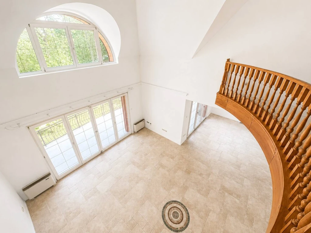 LEÁNYFALUN, MESÉS KÖRNYEZETBEN, ELADÓ EGY 385 M2-ES, 3 SZINTES CSALÁDI HÁZ AZ ERDŐ SZOMSZÉDSÁGÁBAN