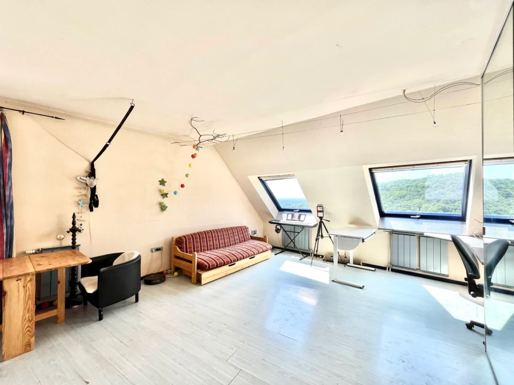 TERMÉSZETKÖZELI, MADÁRCSICSERGŐS, ÖRÖKPANORÁMÁS, 52 NM-ES, JELENLEG 1 SZOBÁS, ERKÉLYES, LAKÁS A 12. KERÜLETBEN.