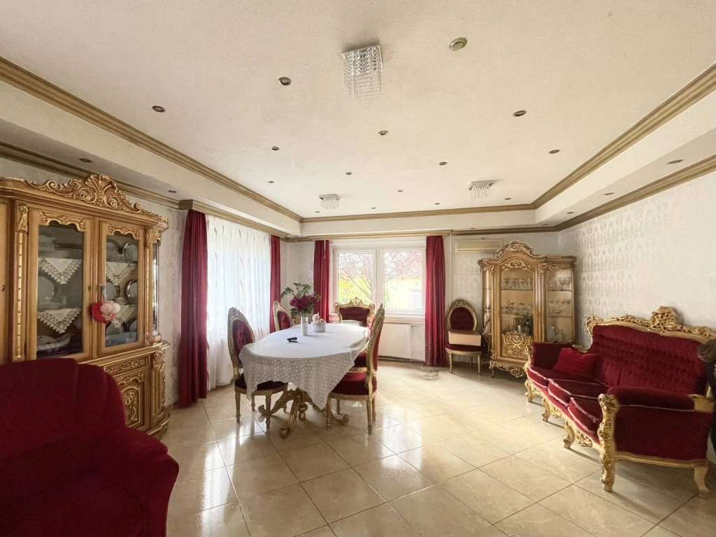 CSALÁDI HÁZ, AHOL A CSENDES UTCA, A KERTVÁROSI ÖVEZET, ÉS A KEDVELT KÖRNYÉK BIZTOSÍTJA A NYUGALMAT, A KÉNYELMET ÉS AZ OTTHONOSSÁGOT MINDEN NAP