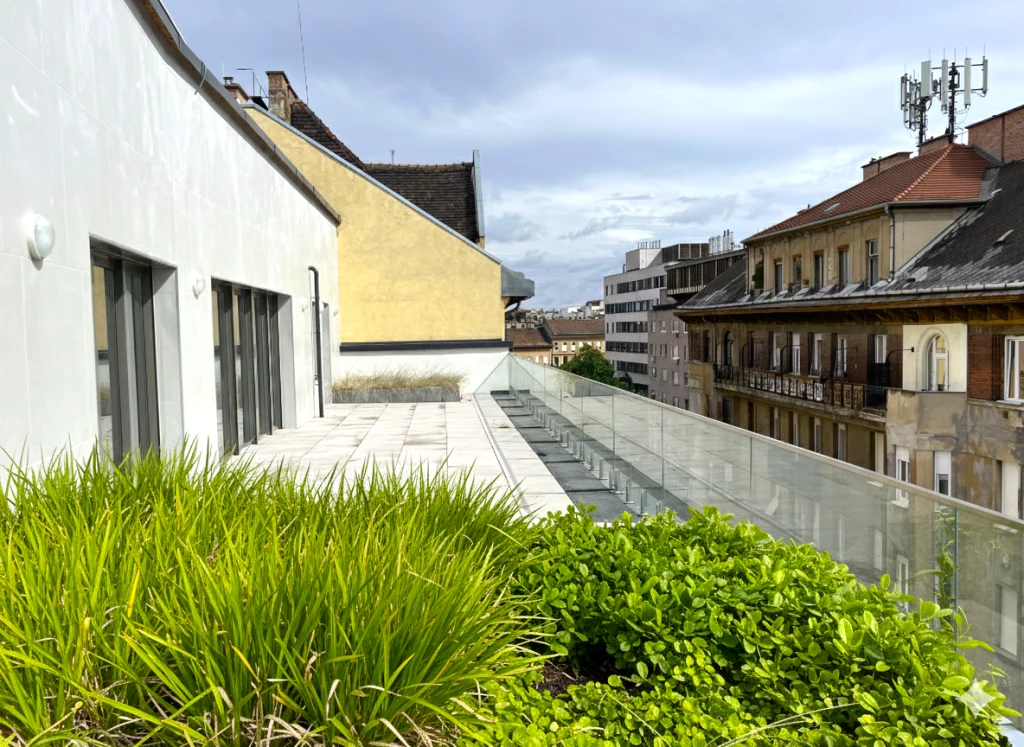 EZ NEM CSAK EGY LAKÁS-ÉLETSTÍLUS! BELSŐ KÉTSZINTES PENTHOUSE LAKÁS ÓRIÁSI TERASSZAL!