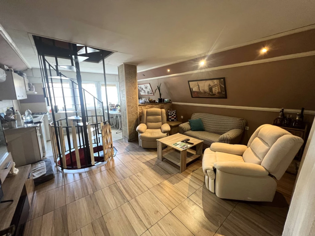 ALPESI HANGULAT, 3 SZINT, 4 SZOBA-IDEÁLIS CSALÁDI OTTHON VERESEGYHÁZ NYUGODT UTCÁJÁBAN!