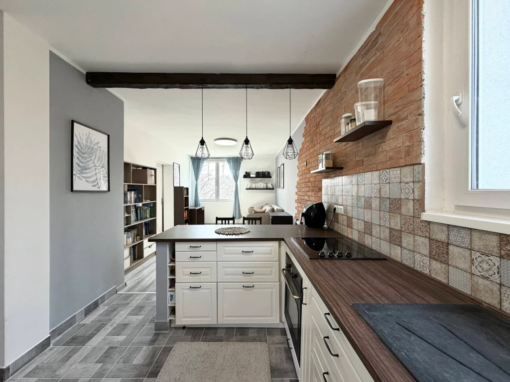 MEGLÁTNI ÉS BELESZERETNI. IGÉNYESEN FELÚJÍTOTT LAKÁS A XI. KERÜLETBEN.