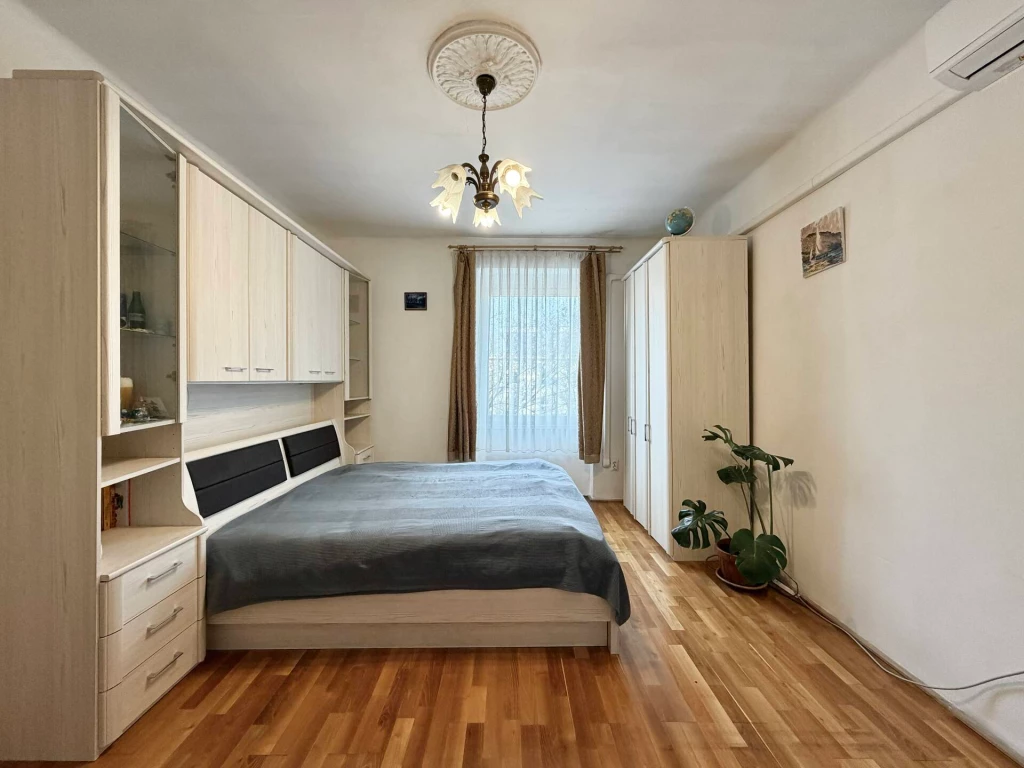 KÖZKEDVELT HELYEN, 2 SZOBÁS, VILÁGOS LAKÁS NAGYZUGLÓBAN, A XIV. KERÜLETBEN. ALAKÍTSD KEDVEDRE.