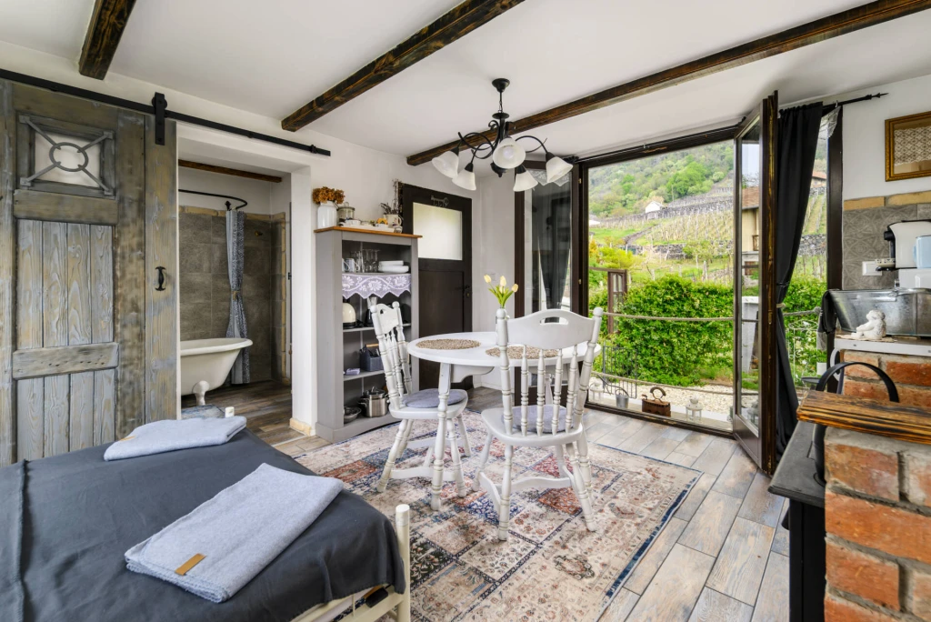 BELESZERETŐS SOMLÓHEGYI KISHÁZ! BIZNISZ+ÉLMÉNY EGYBEN! AZ ÉV MINDEN IDŐSZAKÁBAN TELTHÁZAS VENDÉGHÁZ-AZONNALI BEVÉTELLEL!