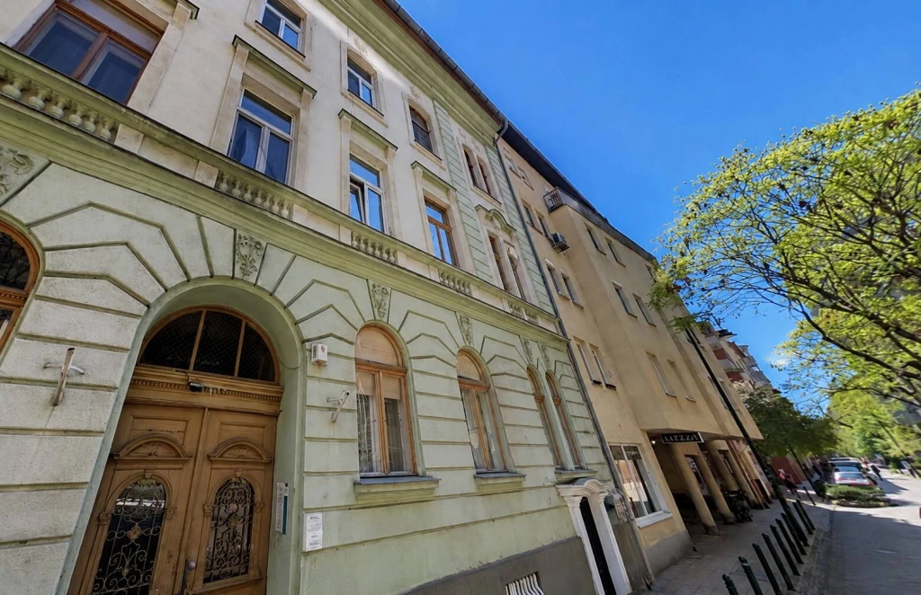 AZONNAL KÖLTÖZHETŐ KIADÓ LAKÁS A NÉPSZERŰ BOKRÉTA UTCÁBAN!
