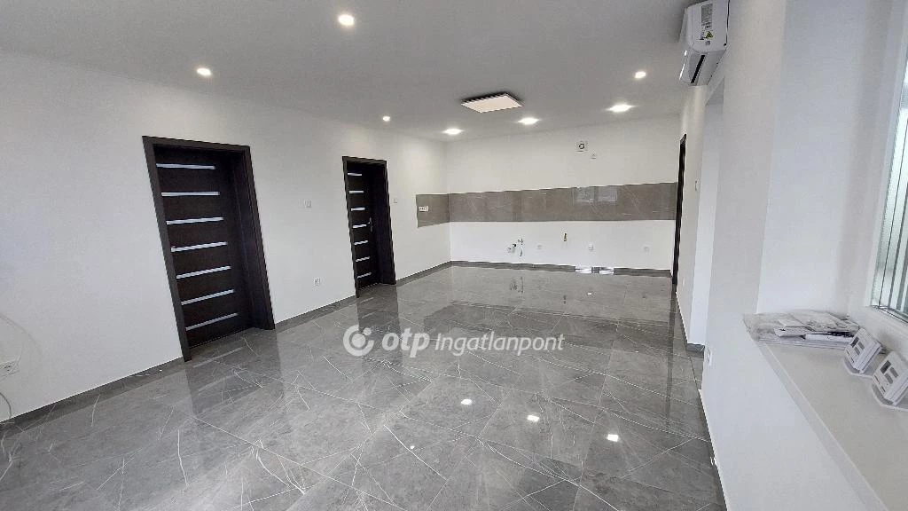 For sale brick flat, Bana
