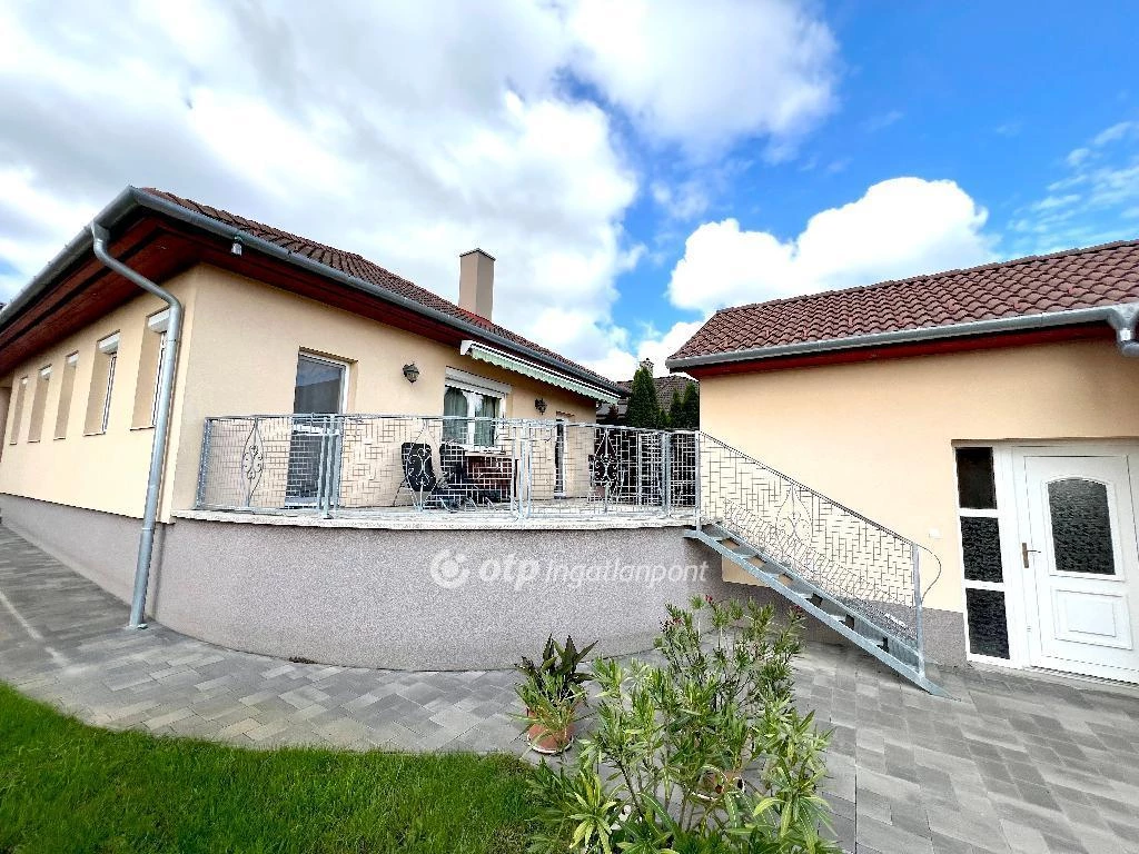 Eladó Ház, Ravazd