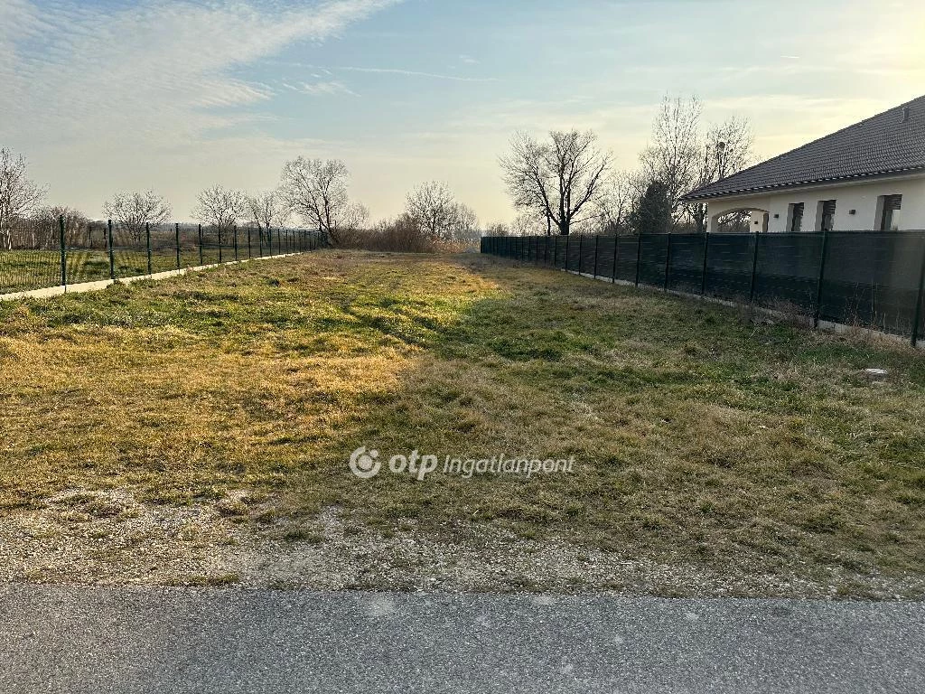 Eladó Telek, Lipót