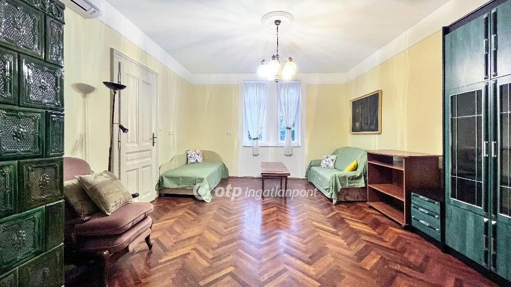 c3-1-name c2-19-name, Győr, Batthyány tér