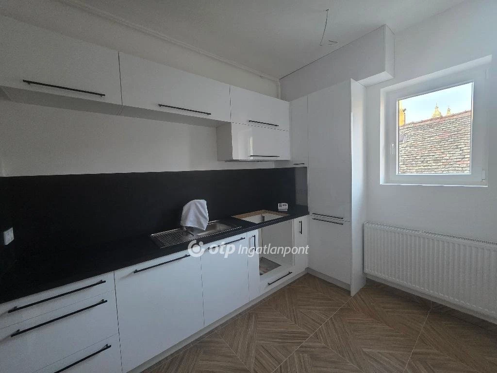 Eladó Lakás, Pápa