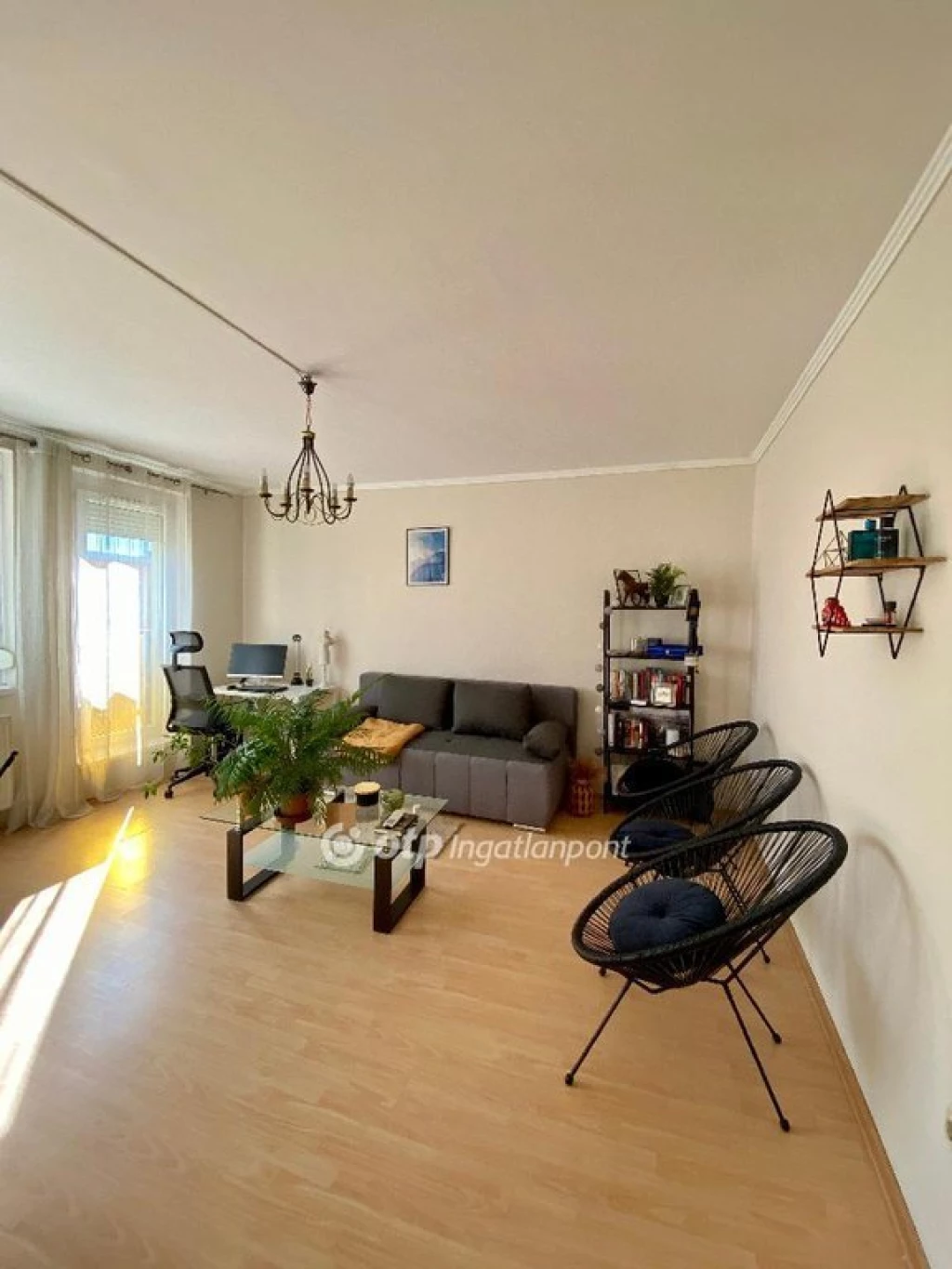 Eladó Lakás, Pápa