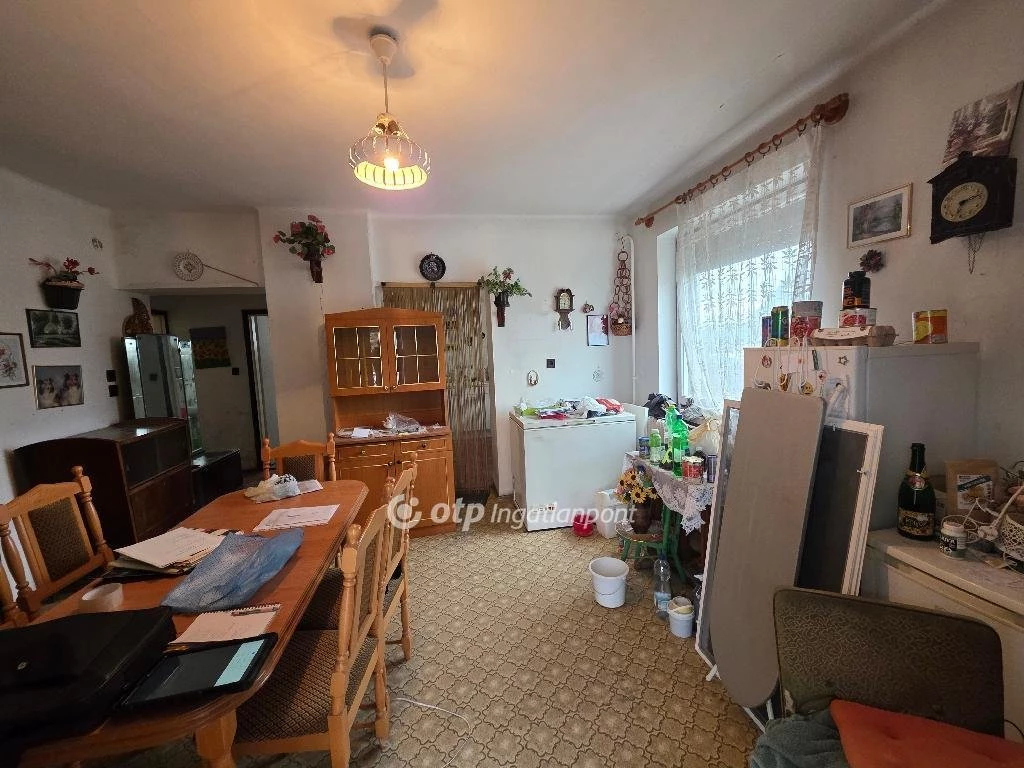 Eladó Ház, Külsővat