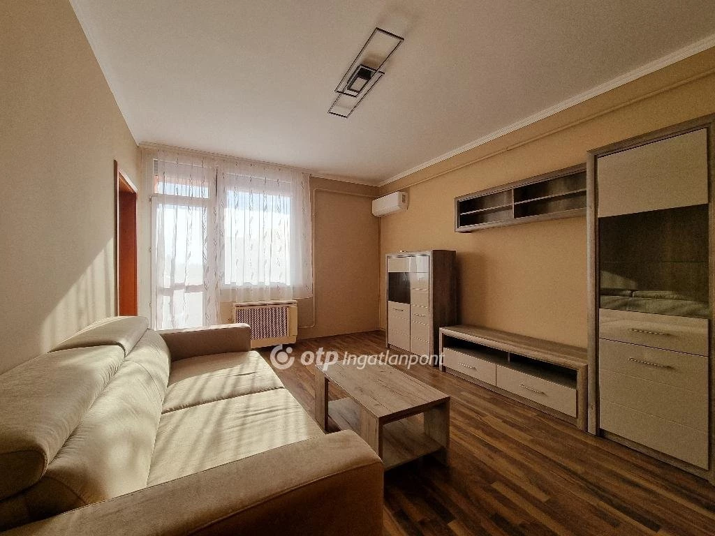 Eladó Lakás, Pápa