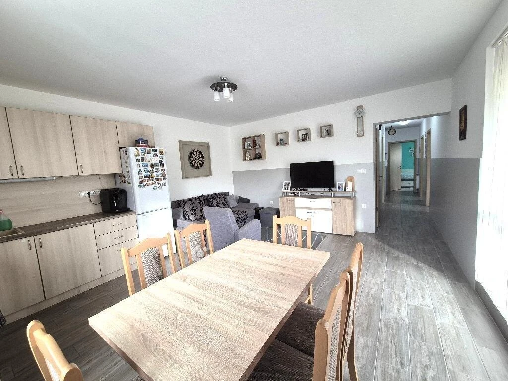 c3-1-name c2-19-name, Győrújbarát, Faluközpont