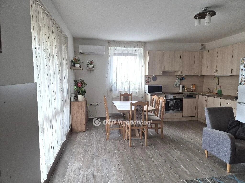 Eladó Lakás, Győrújbarát