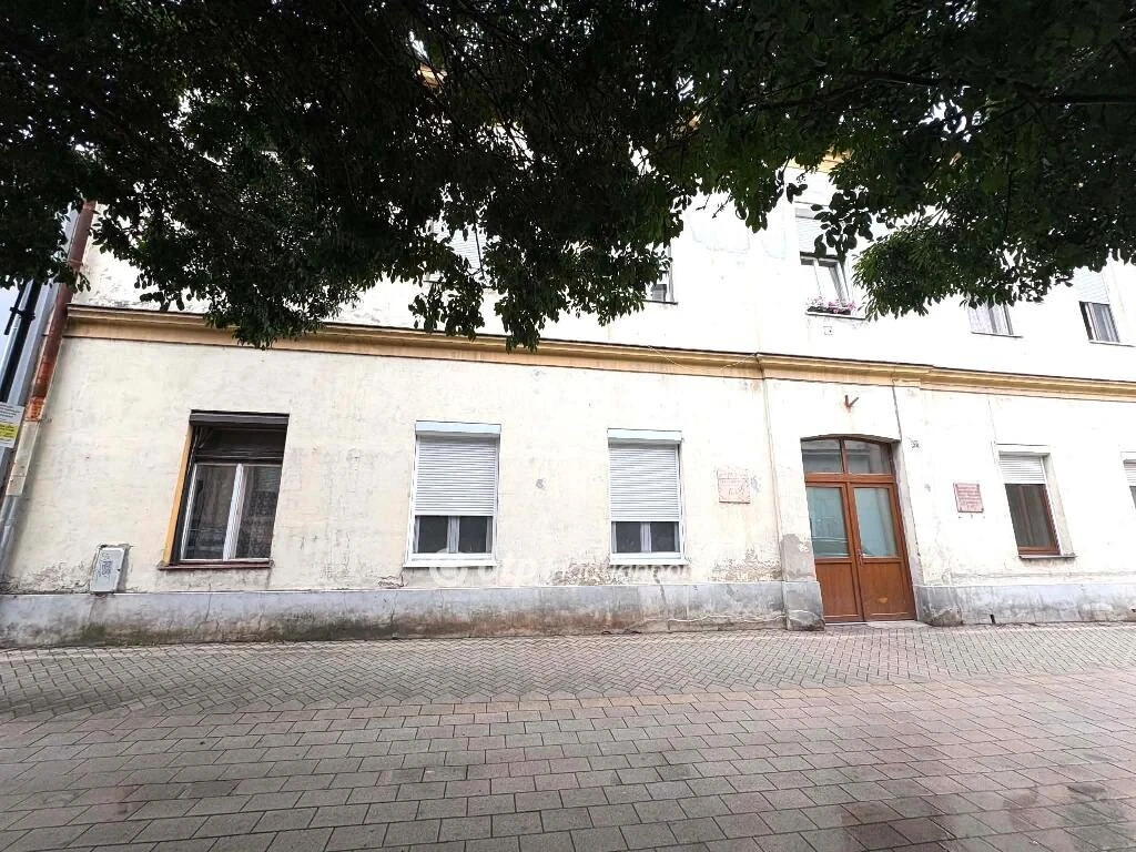 Eladó Lakás, Pápa