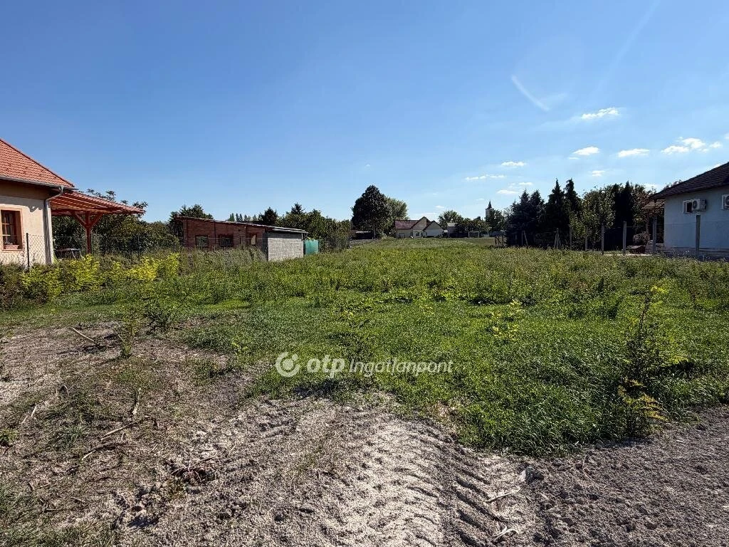 c3-1-name c2-50-name, Győrújfalu, Központ
