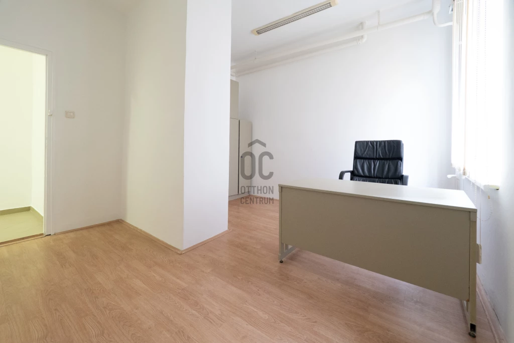 Kiadó iroda, irodaház, Komló, Belváros