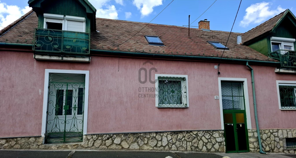 c3-1-name c2-19-name, Pécs, Ledina