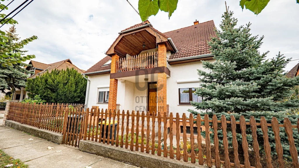 Eladó családi ház, Paks, Lakótelep