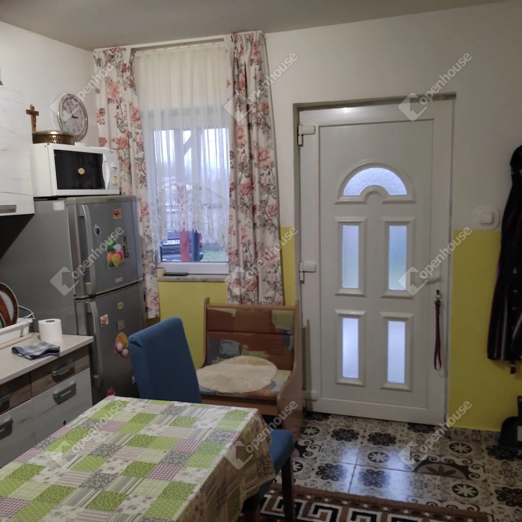 Barátságos település csendes utcájában felújított házikó eladó!